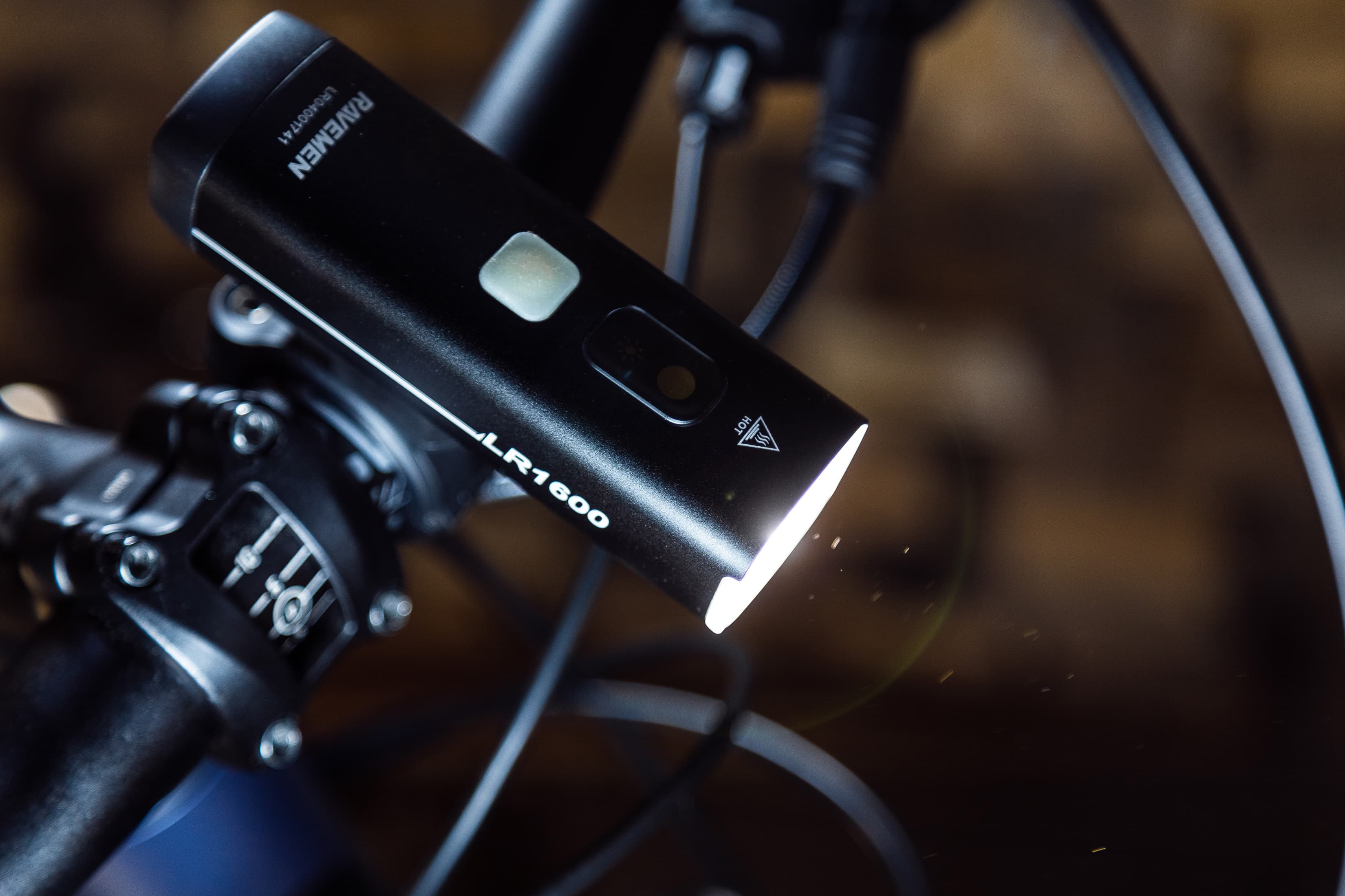 Велосипедна фара Ravemen LR1600 (1600 lm, 4000 mAh) бездротова кнопка, датчики освітленості та руху — мініатюра 2