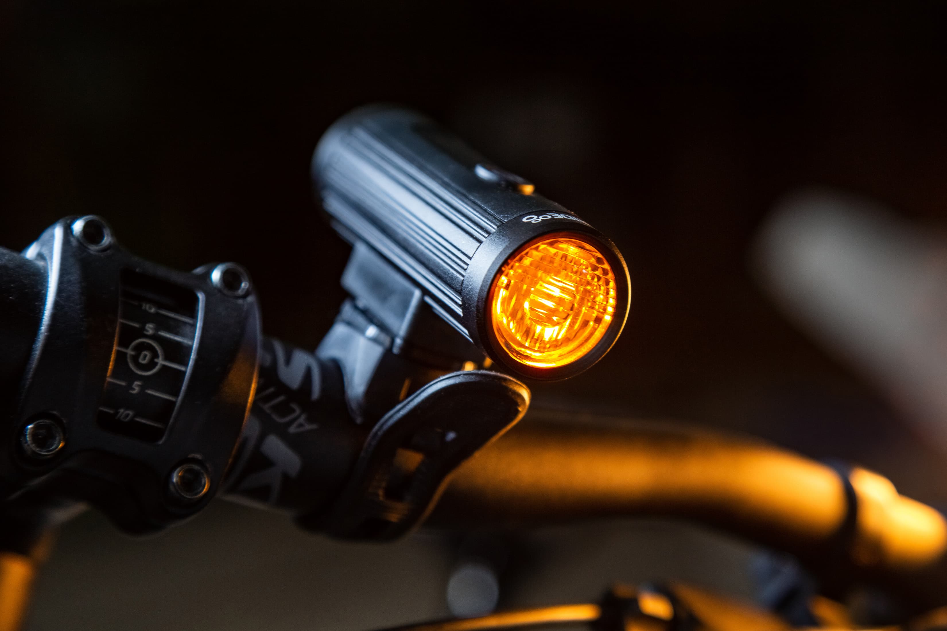 Велосипедна фара ONRIDE Rave (700 lm, 2600 mAh, Type-C), габаритне жовте світло, алюмінієва — мініатюра 4